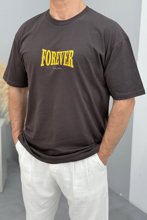 T-SHIRT ME SHKRIME PËR MESHKUJ NË NGJYRËN KAFE E ERRËT 