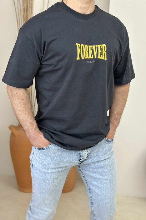 T-SHIRT ME SHKRIME PËR MESHKUJ NË NGJYRËN GRI E ERRËT 