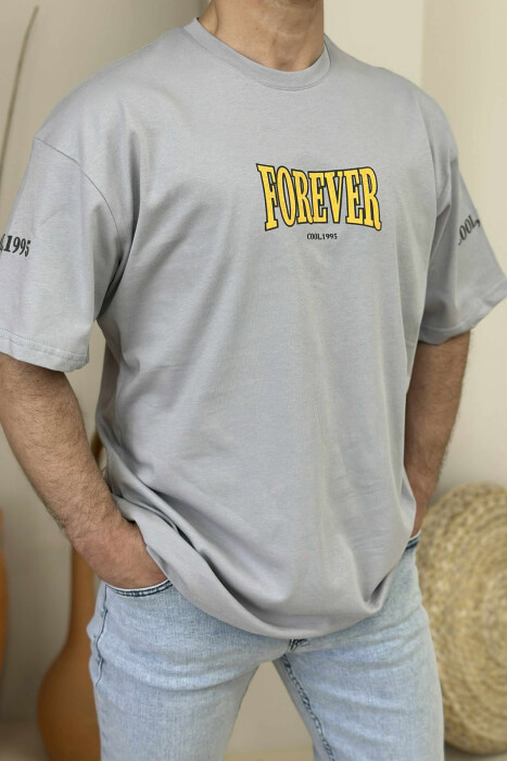 T-SHIRT ME SHKRIME PËR MESHKUJ NË NGJYRËN GRI E ZBARDHUR 