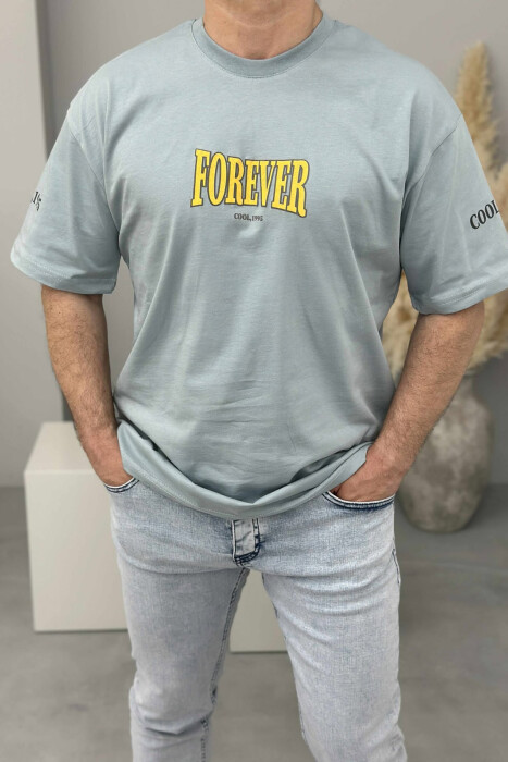 T-SHIRT ME SHKRIME PËR MESHKUJ NË NGJYRËN BLU E ZBARDHUR 