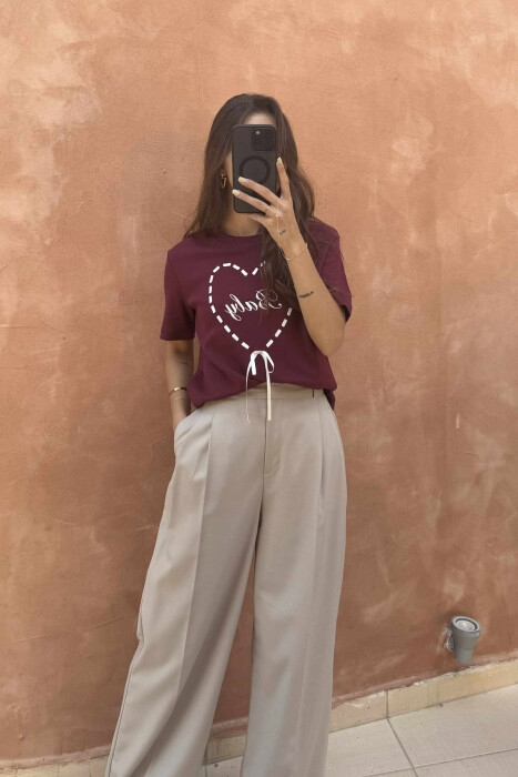 T-SHIRT ME JAKË TË RUMBULLAKËT DHE SHKRIME PARA PËR FEMRA NË NGJYRËN VISHNJË - KLAUDIO FASHION