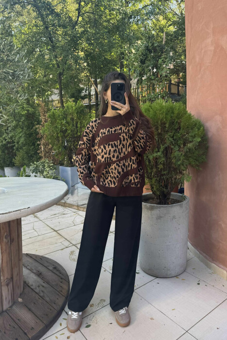 ROUND NECK LEO DESIGN WOMEN SWEATER BROWN/KAFE 