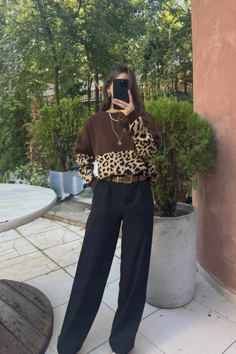 TRIKO ME JAKË TË RRUMBULLAKËT DHE DIZANJ LEOPARD PËR FEMRA NË NGJYRËN KAFE 