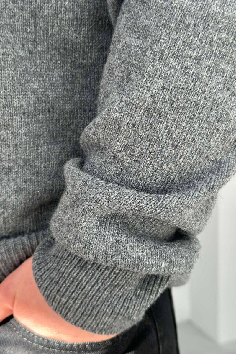 ROUND NECK SIMPLE MEN SWEATER IN GREY COLOR - 3