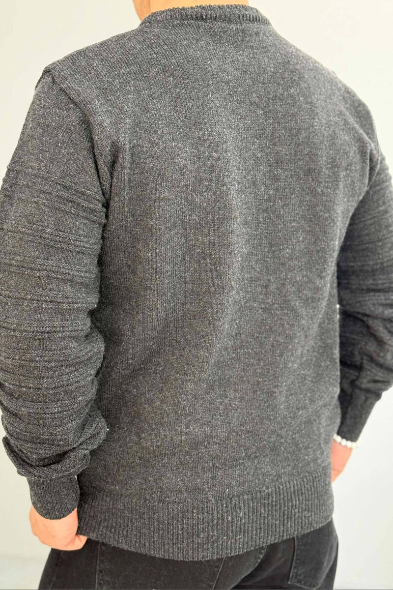 ROUND NECK SIMPLE MEN SWEATER IN LIGHT GREY COLOR - 3