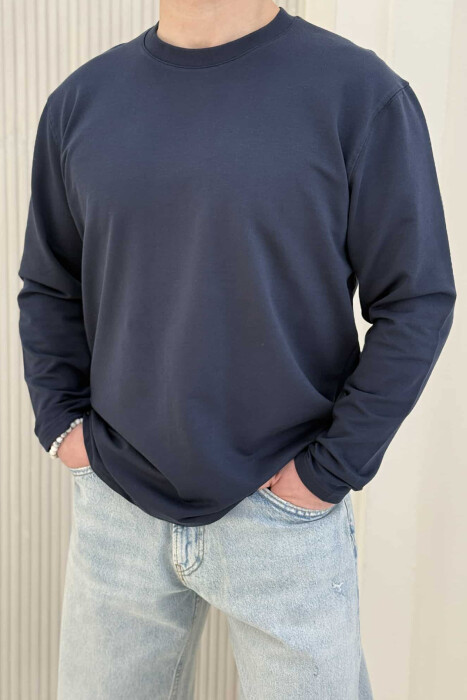 BLUZË E THJESHTË PËR MESHKUJ NË NGJYRËN BLU E ERRËT 