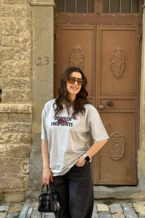 T-SHIRT I THJESHTE PER FEMRA NE NGJYRE GRI TE ZBARDHUR + 6 PALE ÇORAPE DHURATE 