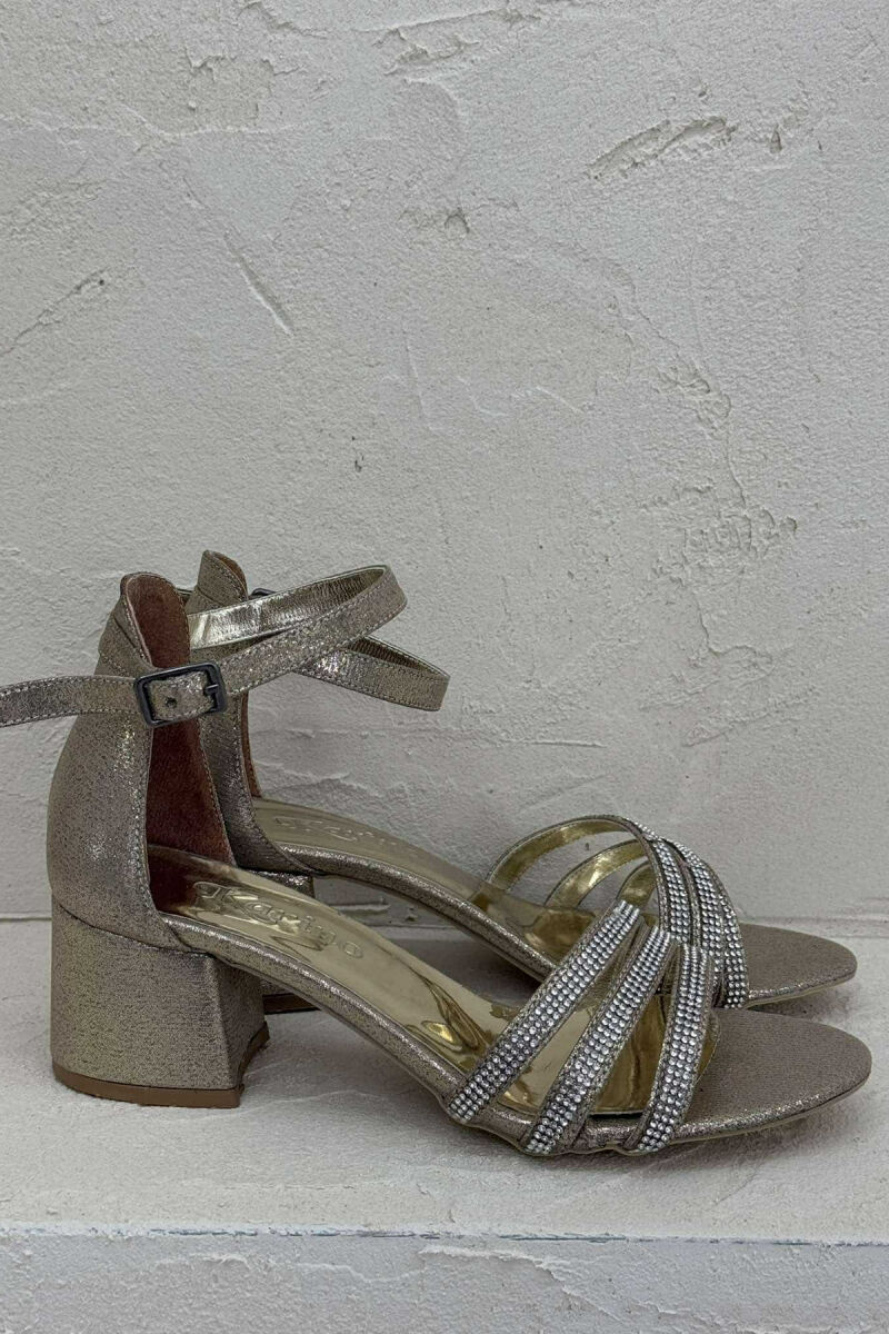 SANDALE ME DETAJIN E DIAMANTËVE PËR FEMRA NË NGJYRË GOLD - 3