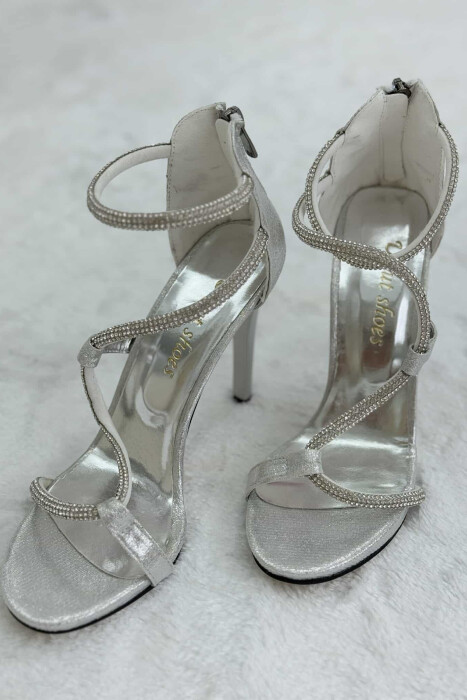 SANDALE ME TAKË ME DETAJIN E DIAMANTËVE PËR FEMRA NË NGJYRËN ARGJEND - 3