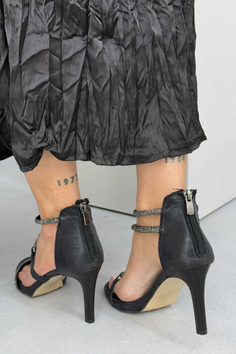 SANDALE ME TAKË ME DETAJIN E DIAMANTËVE PËR FEMRA NË NGJYRËN E ZEZË - 2