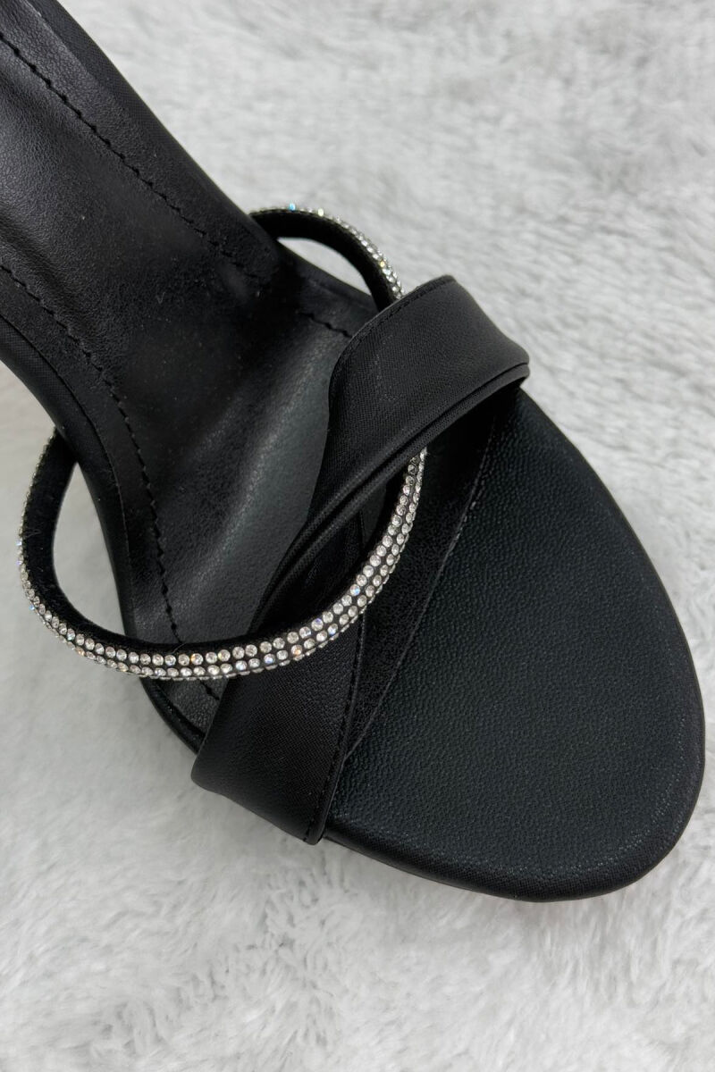 SANDALE ME TAKË ME DETAJIN E DIAMANTËVE PËR FEMRA NË NGJYRËN E ZEZË - 4