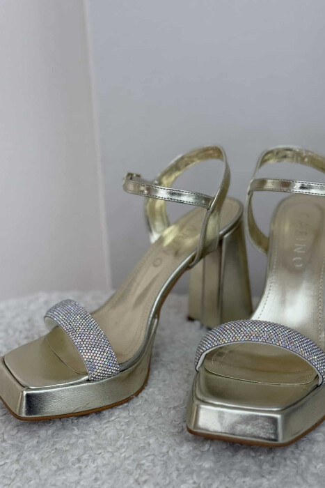 SANDALE ME TAKË ME DETAJIN E DIAMANTËVE PËR FEMRA NË NGJYRËN GOLD - 2