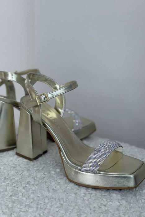 SANDALE ME TAKË ME DETAJIN E DIAMANTËVE PËR FEMRA NË NGJYRËN GOLD - 4