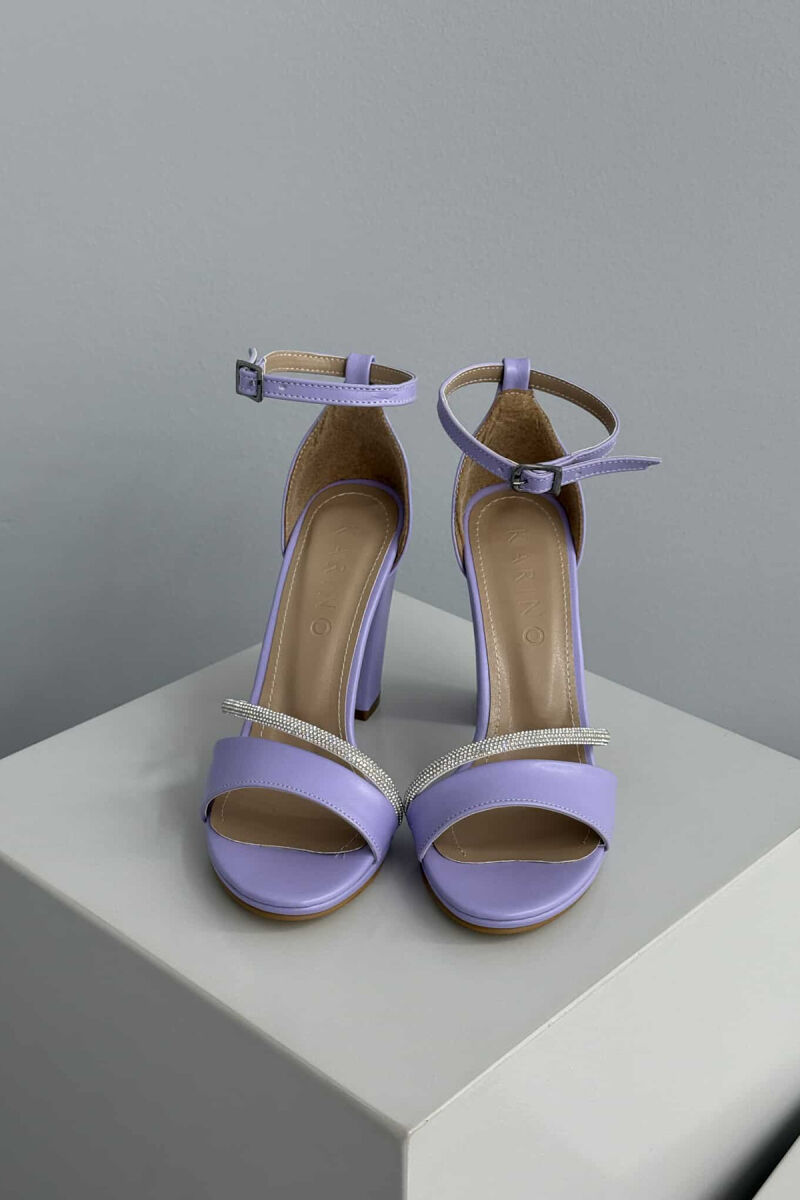 SANDALE ME TAKË ME DETAJIN E DIAMANTËVE PËR FEMRA NË NGJYRËN LEJLA - 2