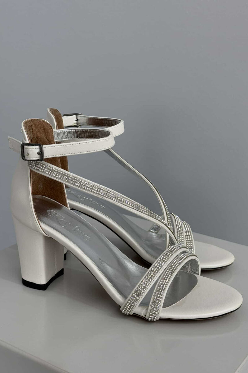 SANDALE ME TAKË ME DETAJIN E DIAMANTËVE PËR FEMRA NË NGJYRË TË BARDHË - 2