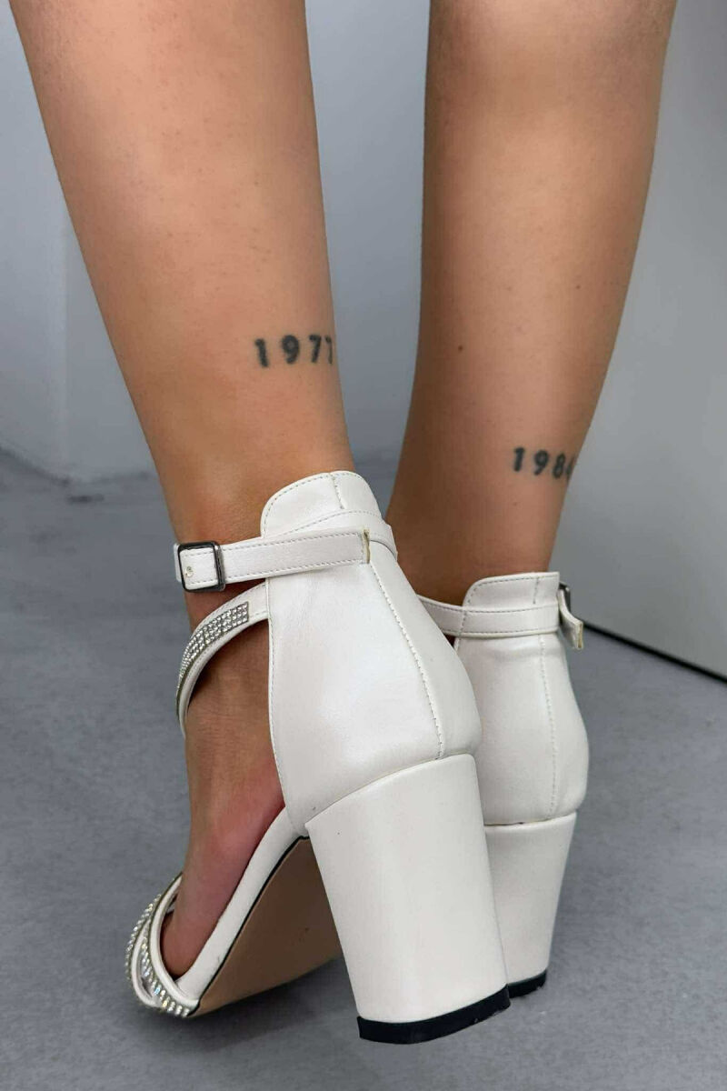 SANDALE ME TAKË ME DETAJIN E DIAMANTËVE PËR FEMRA NË NGJYRË TË BARDHË - 3