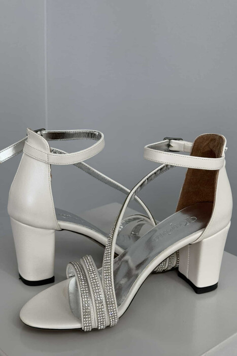 SANDALE ME TAKË ME DETAJIN E DIAMANTËVE PËR FEMRA NË NGJYRË TË BARDHË - 4