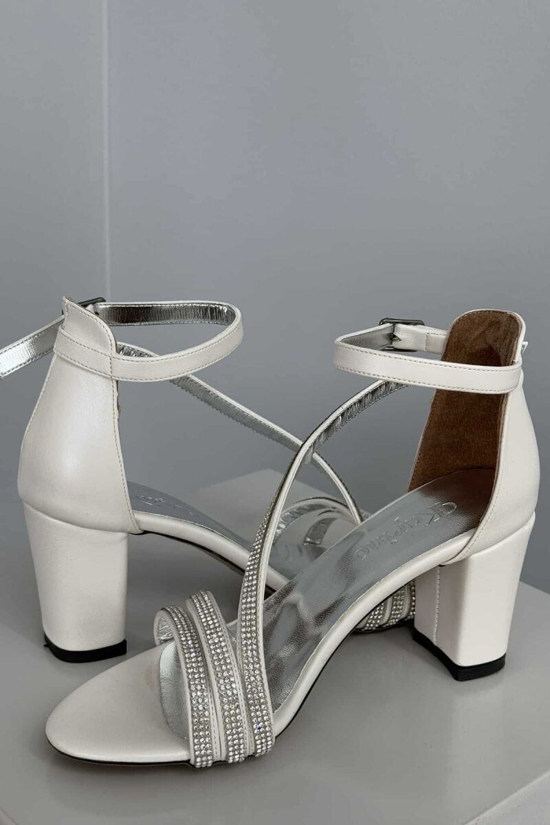 SANDALE ME TAKË ME DETAJIN E DIAMANTËVE PËR FEMRA NË NGJYRË TË BARDHË - 4