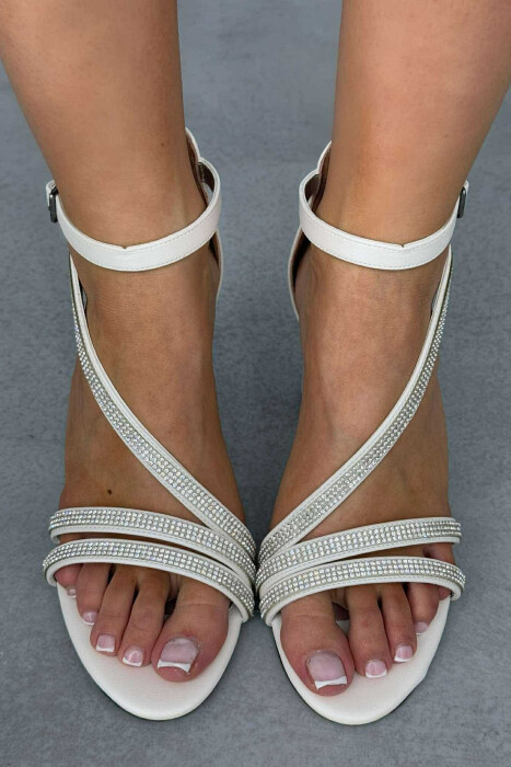 SANDALE ME TAKË ME DETAJIN E DIAMANTËVE PËR FEMRA NË NGJYRË TË BARDHË - 5
