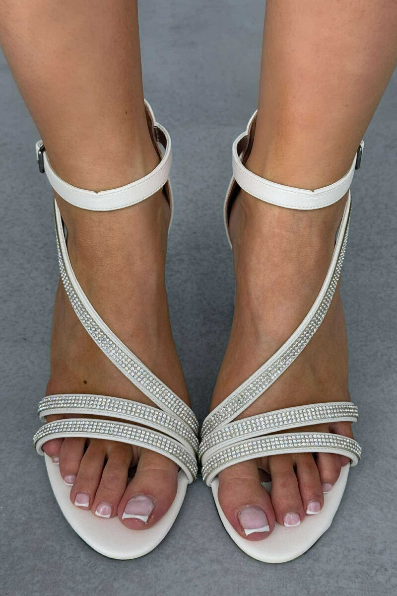 SANDALE ME TAKË ME DETAJIN E DIAMANTËVE PËR FEMRA NË NGJYRË TË BARDHË - 5