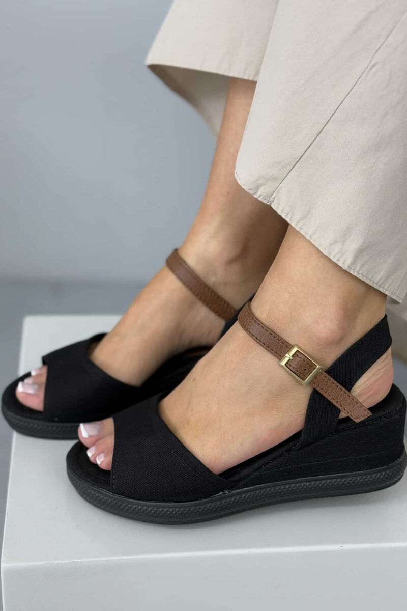 SANDALE TË THJESHTA NJË NGJYRËSHE PËR FEMRA NË NGJYRËN E ZEZË - 1