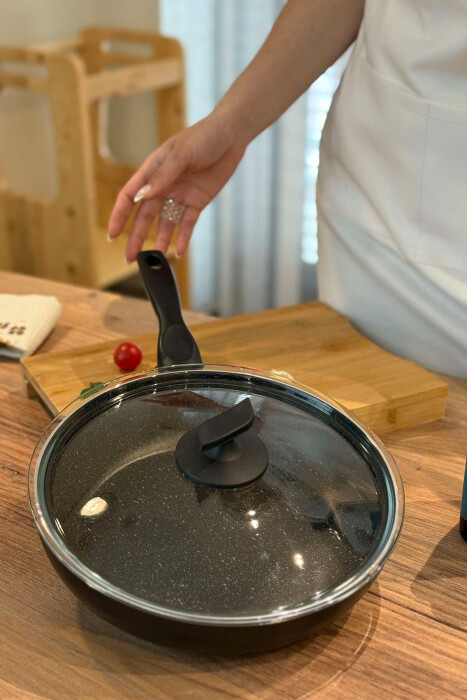 SAUTE FRY PAN WITH GLASS LID 26 CM BLACK/ E ZEZE - KLAUDIO FASHION