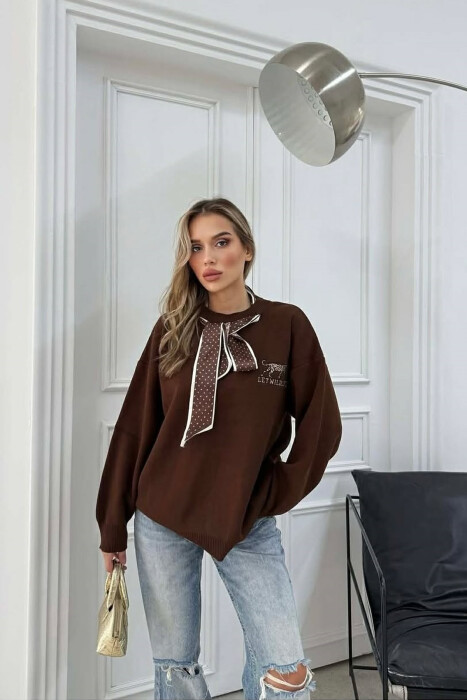 SCARF DETAIL LEO IMAGE WRITTINGS WOMEN SWEATER BROWN/KAFE - 1