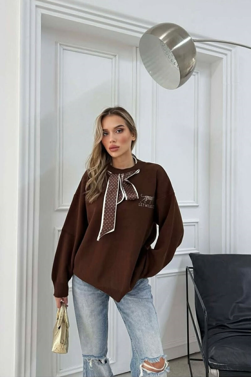 SCARF DETAIL LEO IMAGE WRITTINGS WOMEN SWEATER BROWN/KAFE - 1