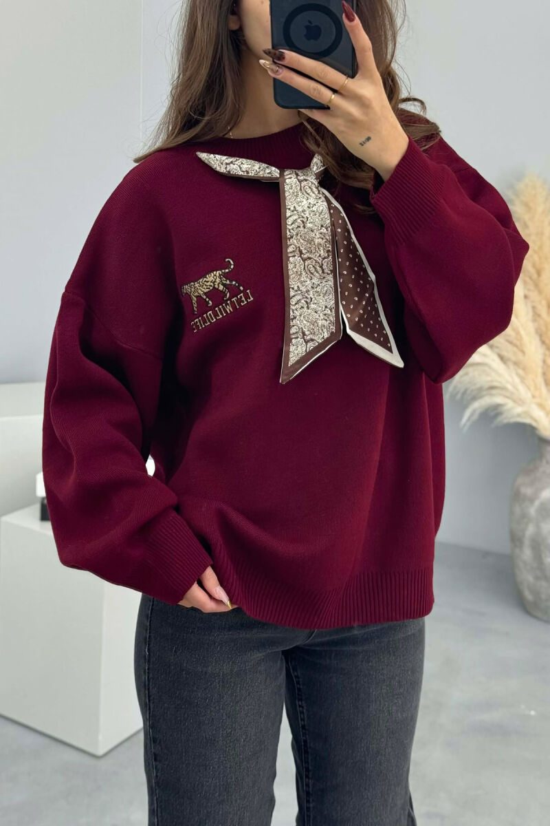 SCARF DETAIL LEO IMAGE WRITTINGS WOMEN SWEATER BURGUNDY/VISHNJE - 3