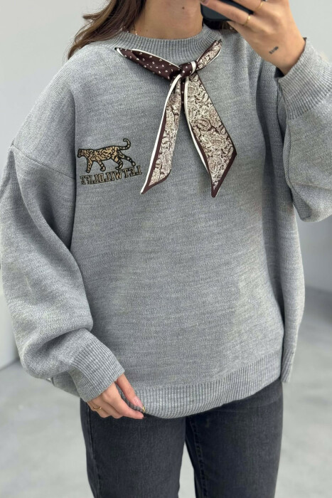 SCARF DETAIL LEO IMAGE WRITTINGS WOMEN SWEATER GREY/GRI - 3