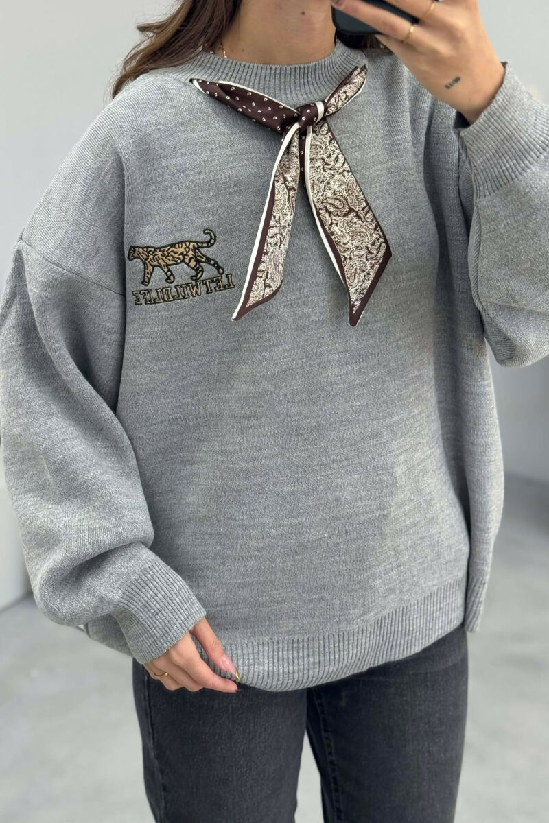 SCARF DETAIL LEO IMAGE WRITTINGS WOMEN SWEATER GREY/GRI - 3