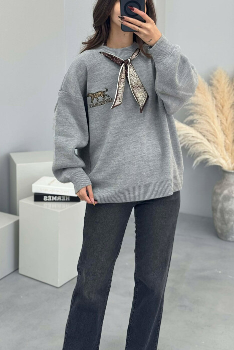 SCARF DETAIL LEO IMAGE WRITTINGS WOMEN SWEATER GREY/GRI - 4