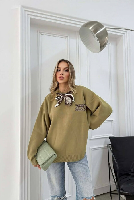 SCARF DETAIL LEO IMAGE WRITTINGS WOMEN SWEATER OLIVE/ULLI - 1