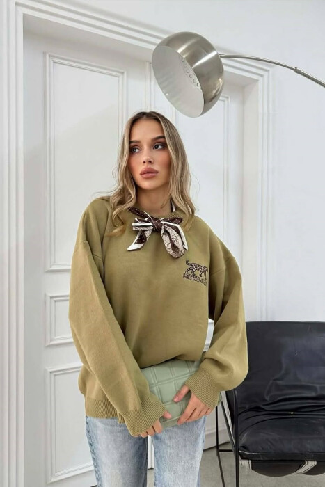 SCARF DETAIL LEO IMAGE WRITTINGS WOMEN SWEATER OLIVE/ULLI - 2