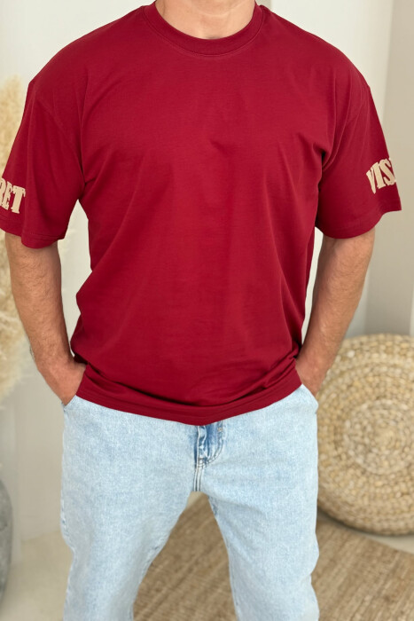 T-SHIRT ME SHKRIME PËR MESHKUJ NË NGJYRËN VISHNJË 