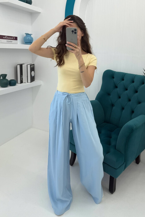 PANTALLONA ME DETAJIN E LIDHSES ME BEL GJYSMË ELASTIK PËR FEMRA NË NGJYRËN BABY BLUE 