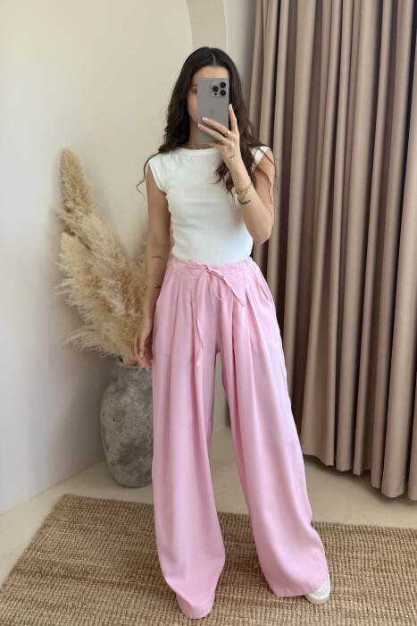 PANTALLONA ME DETAJIN E LIDHSES ME BEL GJYSMË ELASTIK PËR FEMRA NË NGJYRËN BABY PINK 