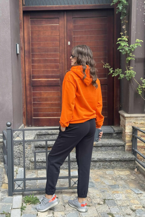 SET I THJESHTË ME SHKRIME HOODIE+TUTA PËR FEMRA NË NGJYRËN PORTOKALLI+E ZEZË - 4