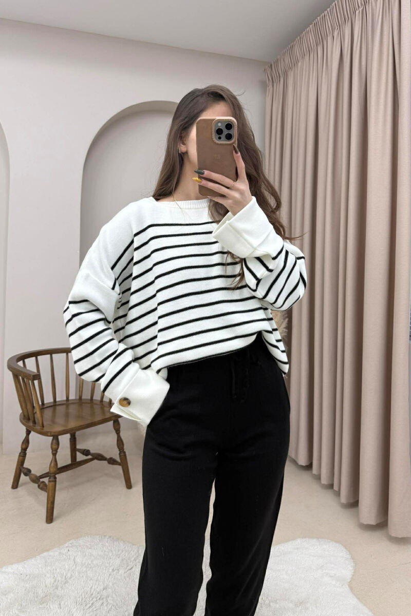 SET ME DIZAJN VIJASH TRIKO ME DETAJE BUTONASH+PANTALLONA PËR FEMRA NË NGJYRË TË BARDHË - 3