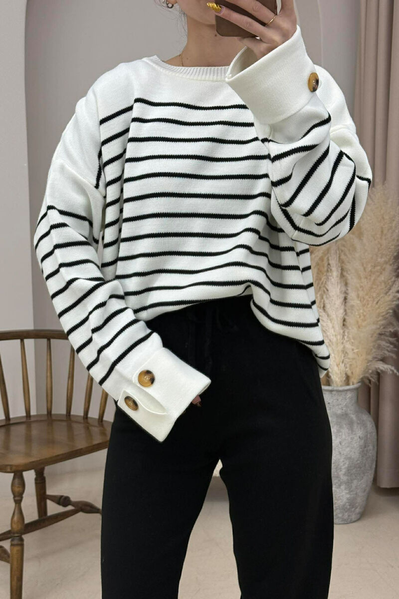 SET ME DIZAJN VIJASH TRIKO ME DETAJE BUTONASH+PANTALLONA PËR FEMRA NË NGJYRË TË BARDHË - 4