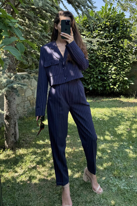 SET ME DIZAJNIN E VIJAVE XHAKETË+PANTALLONA PËR FEMRA NË NGJYRËN BLU E ERRËT - 7