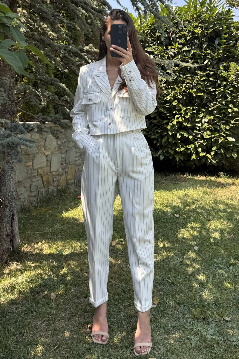 SET ME DIZAJNIN E VIJAVE XHAKETË+PANTALLONA PËR FEMRA NË NGJYRËN E BARDHË - 2