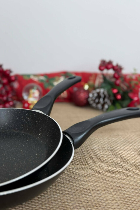 SET ME TIGANË NË DY MADHËSI TË NDRYSHME 20-24 CM NË NGJYRËN E ZEZË - 5