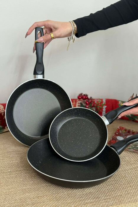 SET ME TIGANË NË TRE MADHËSI TË NDRYSHME 18-22-26 CM NË NGJYRËN E ZEZË - 4