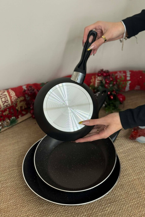 SET ME TIGANË NË TRE MADHËSI TË NDRYSHME 18-22-26 CM NË NGJYRËN E ZEZË - 7