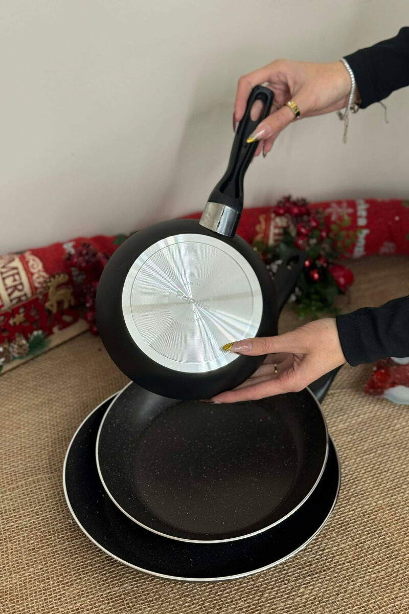 SET ME TIGANË NË TRE MADHËSI TË NDRYSHME 18-22-26 CM NË NGJYRËN E ZEZË - 7