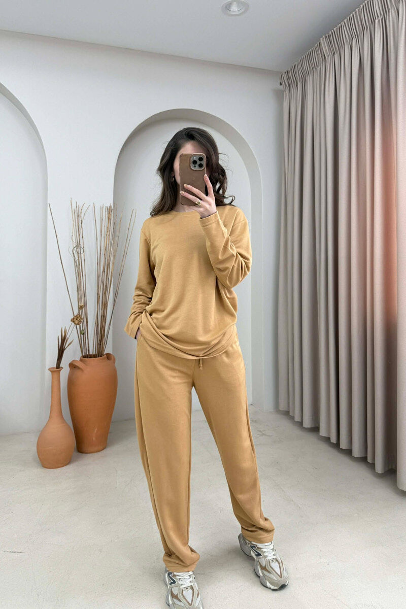 SET NJE NGJYRESH BLUZE + TUTA PER FEMRA NE NGJYRE BEZHE TE ERRET - 1