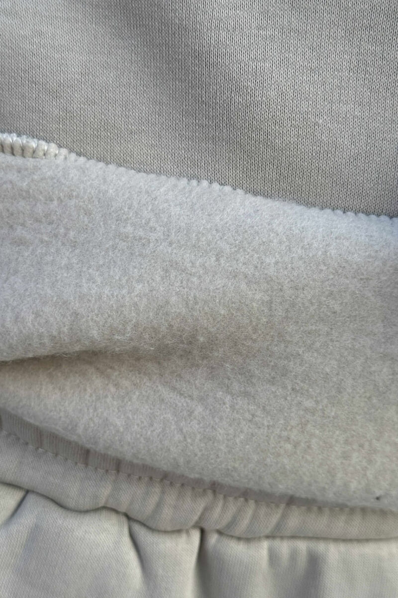 SET NJË NGJYRËSH ME PUSH BLUZË+TUTA PËR MESHKUJ NË NGJYRË GRI TË ZBARDHUR - 3