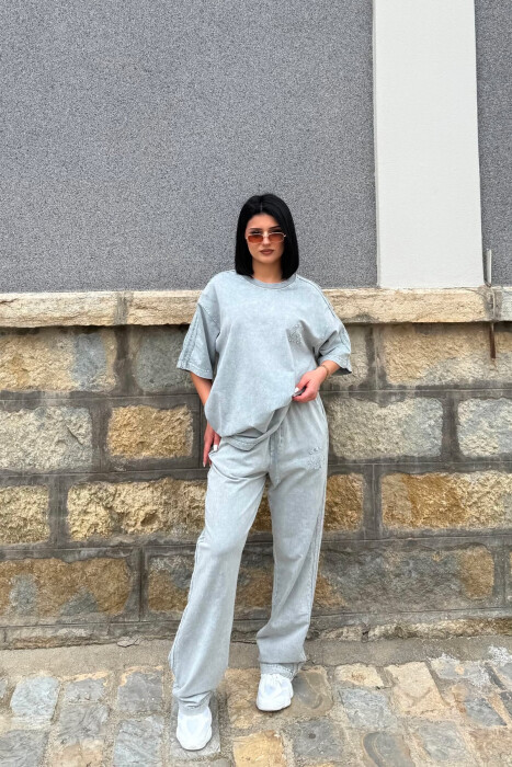 SET NJE NGJYRESH T-SHIRT ME SHKRIME + TUTA PER FEMRA NE NGJYRE GRI E ZBARDHUR - 1