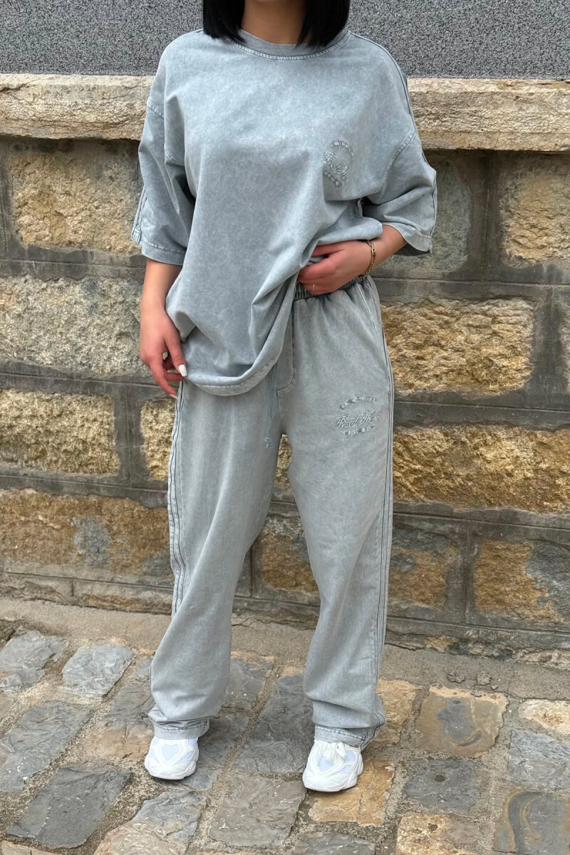 SET NJE NGJYRESH T-SHIRT ME SHKRIME + TUTA PER FEMRA NE NGJYRE GRI E ZBARDHUR - 2